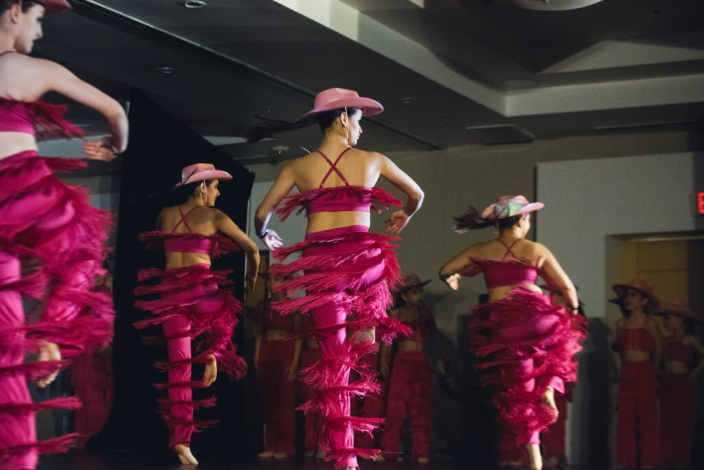 Rutina de ballroom con vestuario rosa
