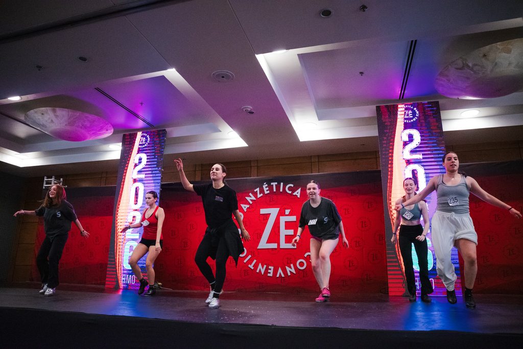 Faculty y bailarines en el escenario