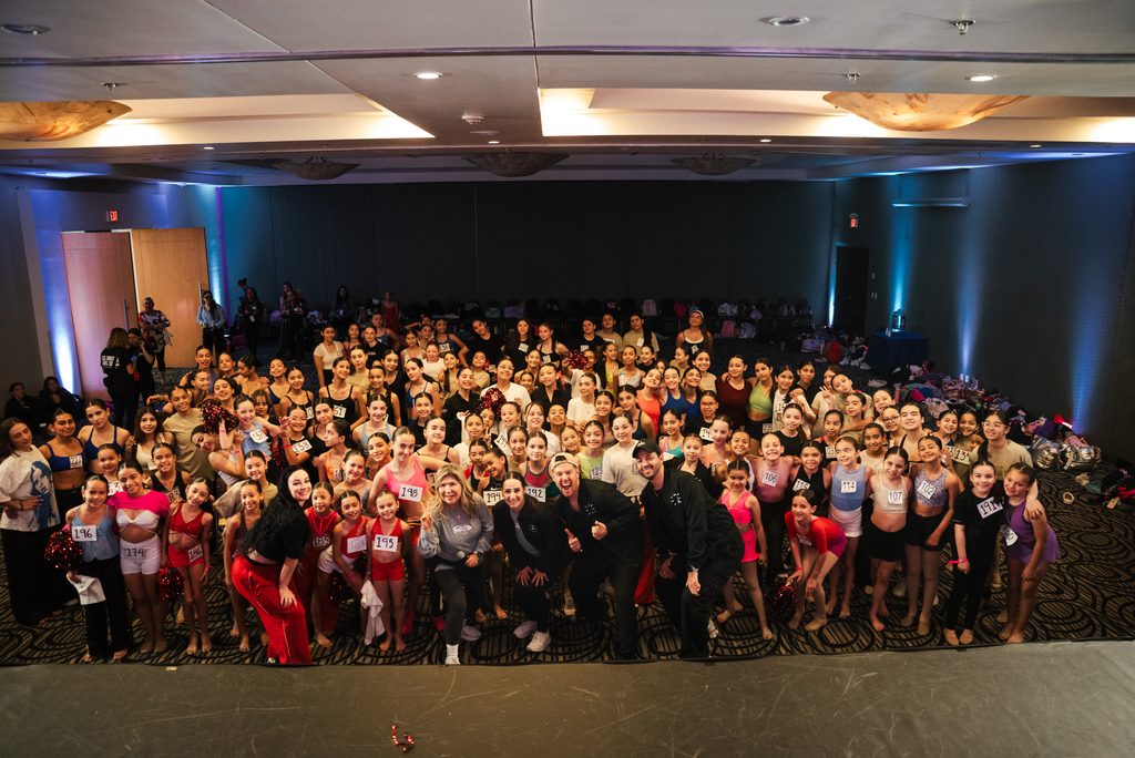 Foto grupal de bailarines en Danzética