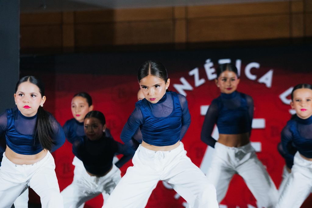 Grupo mini de hip hop en competencia